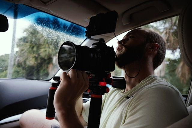 um homem segurando uma câmera de filme