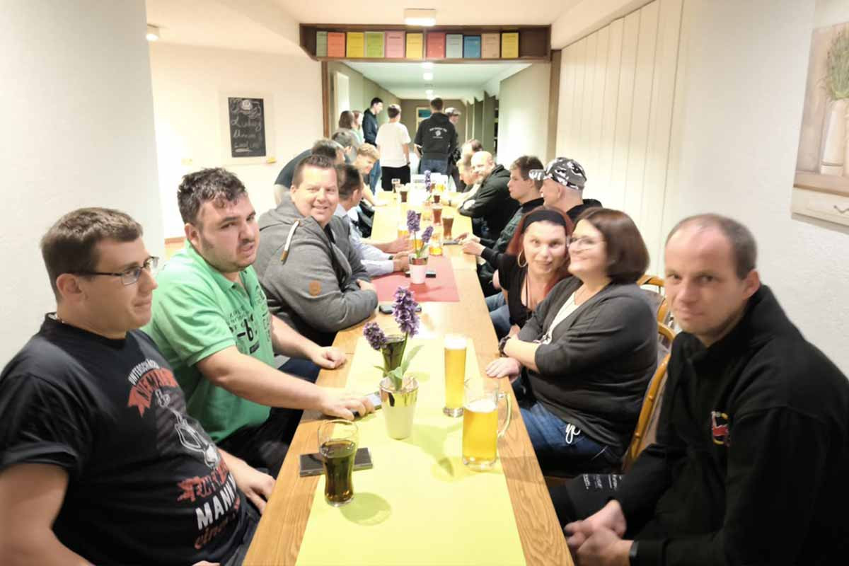 Gesellige Runde beim Kegeln mit Löwen und Kickers