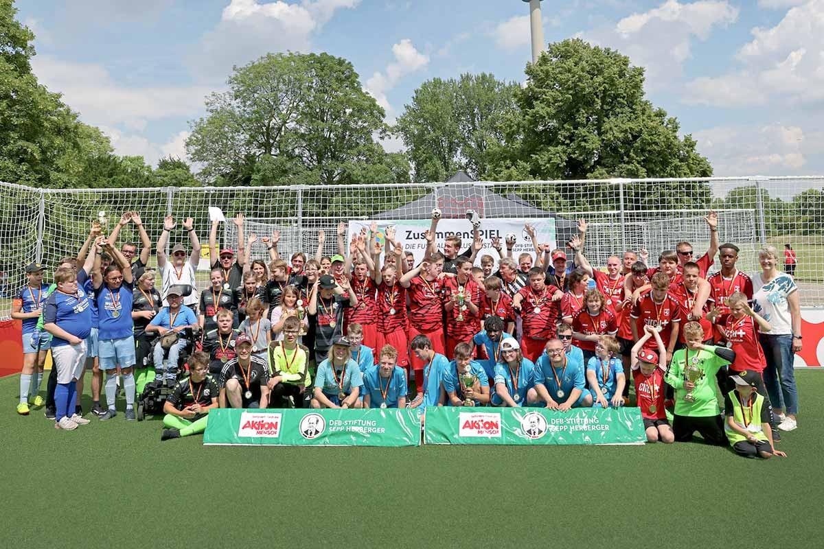 Alle Kinder sind zufrieden nach dem erfolgreichen Turnier in Dortmund