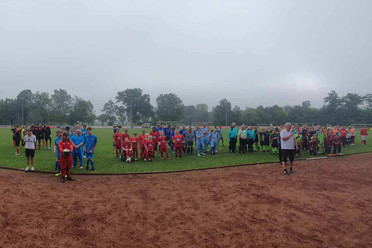 Kinder beim FLVW Turnier 2024 in Hörstel auf dem Fußballplatz.